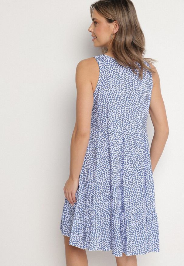 Born2be - Niebieska Rozkloszowana Bawełniana Sukienka z Falbanami w Kwiaty Zeolane. Okazja: na co dzień, na spacer. Kolor: niebieski. Materiał: bawełna. Wzór: kwiaty. Sezon: wiosna. Typ sukienki: proste. Styl: elegancki, casual