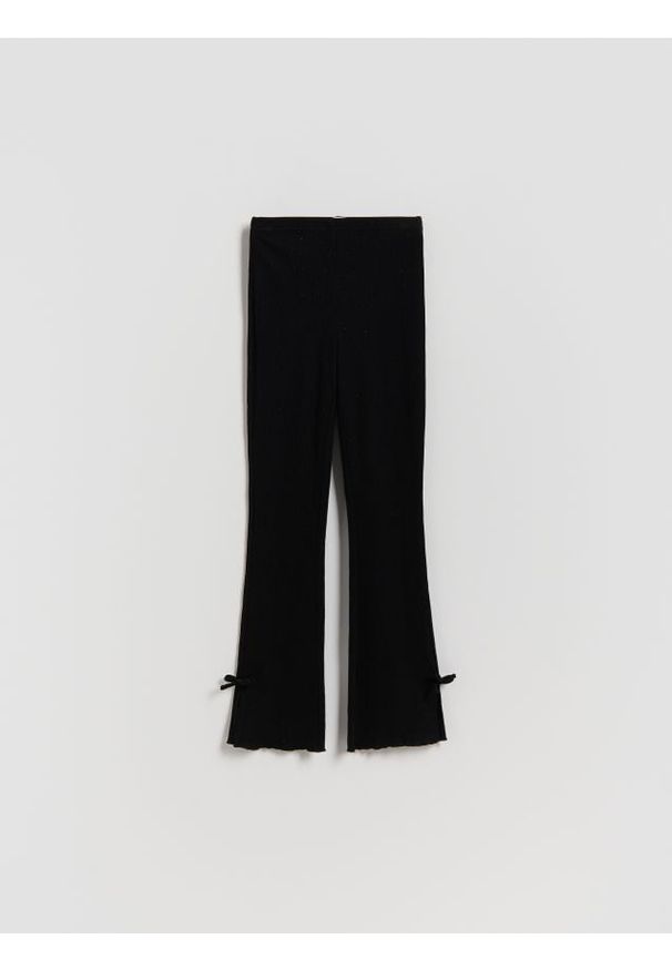 Reserved - Prążkowane spodnie z kokardkami - czarny. Kolor: czarny. Materiał: prążkowany