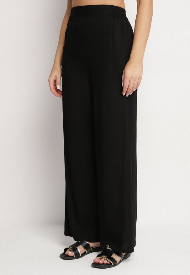 Born2be - Czarny Komplet z Wiskozą Koszula Ściągana w Talii i Szerokie Spodnie Divellara. Kolor: czarny. Materiał: wiskoza