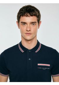 Big-Star - Koszulka męska polo z kontrastowym wykoŅczeniem granatowa Polos 403. Okazja: na co dzień, na spotkanie biznesowe. Typ kołnierza: polo. Kolor: niebieski. Materiał: dzianina. Wzór: nadruk, ze splotem. Styl: casual, biznesowy, elegancki #2