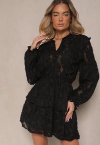 Renee - Czarna Sukienka o Rozkloszowanym Kroju z Gumką w Talii i Falbanami Zinetha. Okazja: na co dzień. Kolor: czarny. Typ sukienki: proste. Styl: elegancki, casual #3