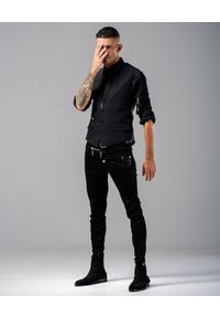 GUNS & TUXEDOS - Czarne jeansy ze skórzaną kieszenią Night Angel. Kolor: czarny. Styl: rockowy #2