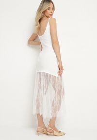 Born2be - Biała Prążkowana Sukienka Koktajlowa Ozdobiona Koronką Sonalitea. Kolor: biały. Materiał: prążkowany, koronka. Wzór: aplikacja, koronka. Styl: wizytowy #5