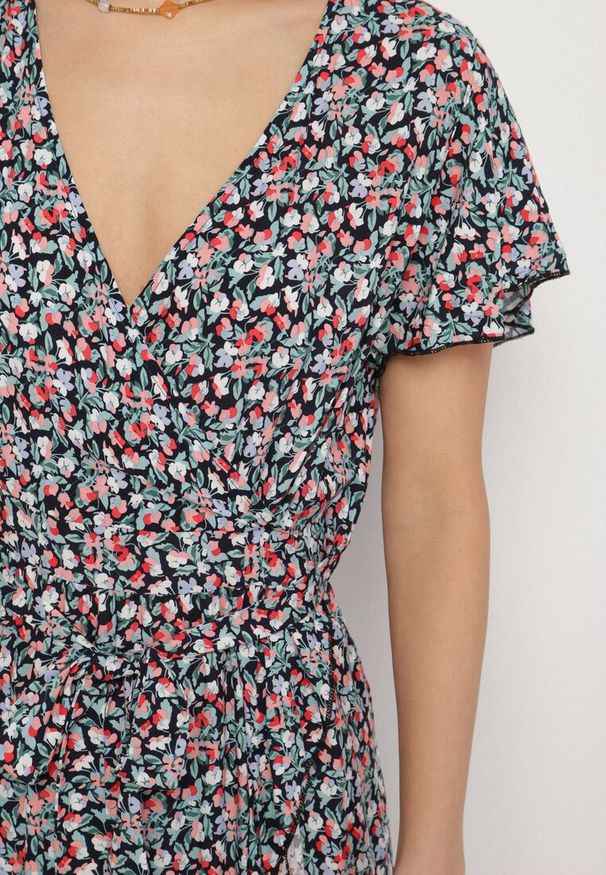 Born2be - Czarno-Zielona Bawełniana Sukienka z Gumką w Talii i Asymetrycznym Dołem Orrizae. Okazja: na co dzień. Typ kołnierza: kołnierz z falbankami, dekolt kopertowy. Kolor: czarny. Materiał: bawełna. Długość rękawa: krótki rękaw. Sezon: wiosna, lato. Typ sukienki: asymetryczne. Styl: casual, elegancki