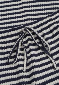 Born2be - Beżowo-Granatowy Dzianinowy Komplet z Bawełny T-shirt i Szerokie Spodnie o Luźnym Fasonie w Paski Nemoress. Kolor: beżowy. Materiał: bawełna, dzianina. Wzór: paski #7