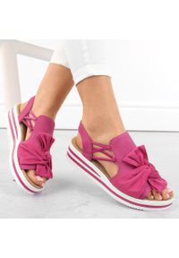 Komfortowe sandały damskie na platformie wsuwane fuksja Rieker V0256-31 różowe. Zapięcie: bez zapięcia. Kolor: różowy. Obcas: na platformie #6