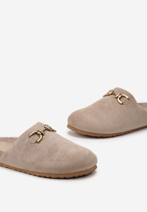 Renee - Ciemnobeżowe Klapki z Ozdobną Klamerką z Imitacji Zamszu Glussia. Kolor: beżowy. Materiał: zamsz