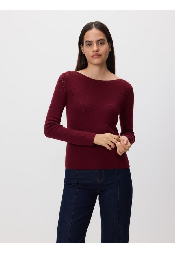 Reserved - Sweter z błyszczącą aplikacją - bordowy. Kolor: czerwony. Materiał: dzianina, wełna. Wzór: aplikacja