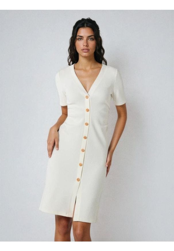 Sinsay - Sukienka mini z marszczeniem w talii i dekoracyjnymi guzikami - kremowy. Kolor: kremowy. Długość: mini
