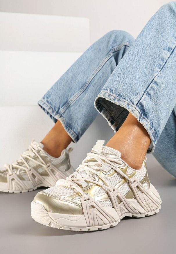 Renee - Złote Sneakersy z Designerskim Sznurowaniem Nuritha. Okazja: na co dzień. Kolor: złoty. Materiał: skóra. Obcas: na platformie