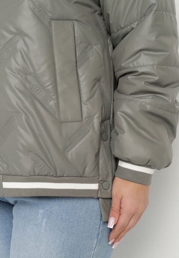 Born2be - Jasnozielona Kurtka Pikowana z Odpinanym Kapturem i Ozdobnymi Ściągaczami Dorseli. Okazja: na co dzień. Kolor: zielony. Materiał: jeans. Wzór: aplikacja. Styl: elegancki, casual