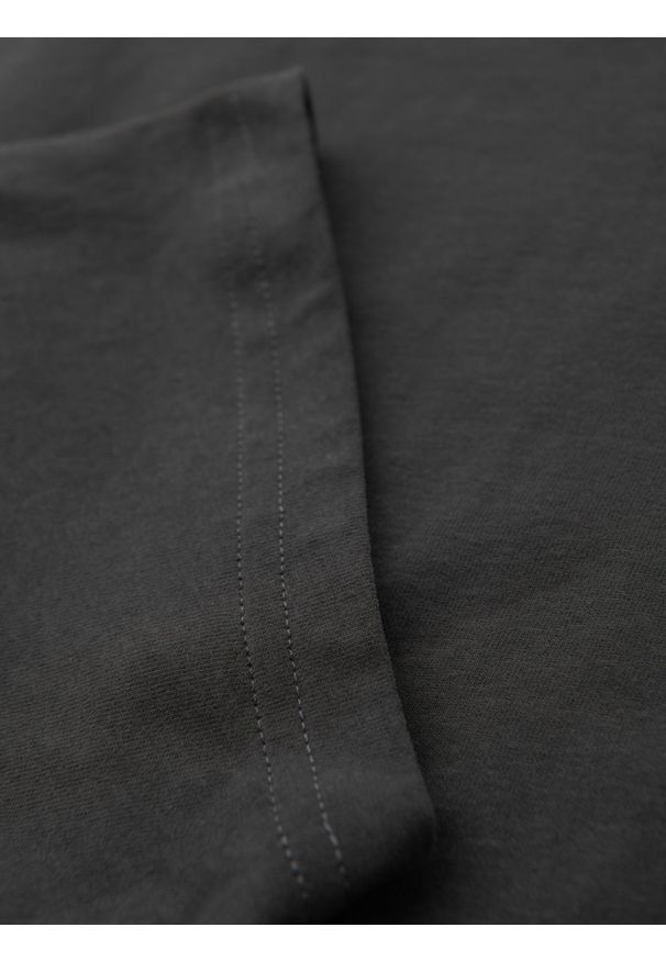 Ombre Clothing - Casualowy t-shirt męski z naszywką na kieszeni – grafitowy V11 OM-TSCT-0109 - XXL. Okazja: na co dzień. Kolor: szary. Materiał: guma, skóra, jersey, bawełna. Wzór: aplikacja. Styl: casual