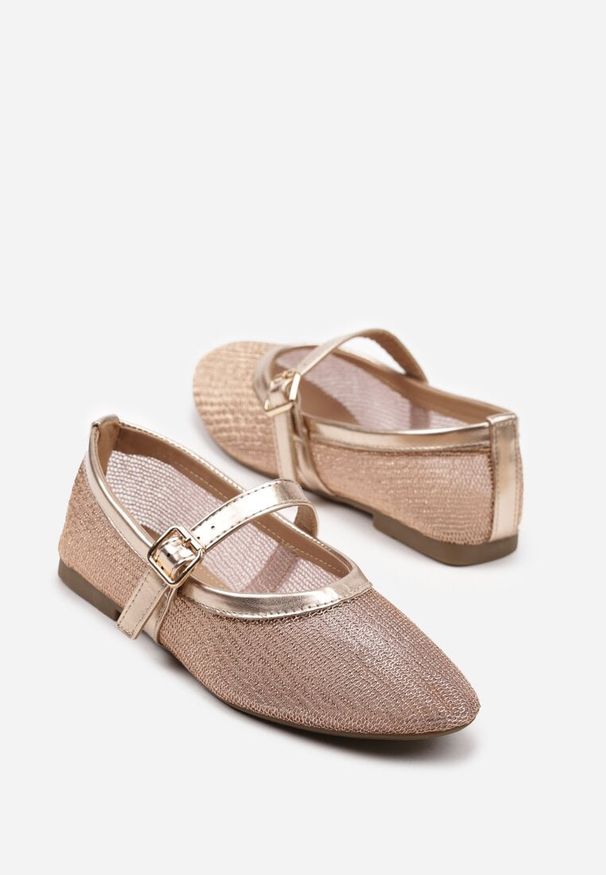 Born2be - Szampańskie Balerinki Siateczkowe Vices z Metalicznym Połyskiem i Paskiem z Klamrą Kolanissa. Okazja: do pracy, na spotkanie biznesowe. Zapięcie: klamry. Kolor: złoty. Obcas: na płaskiej podeszwie. Styl: klasyczny, biznesowy