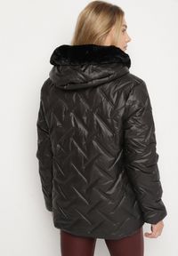 Born2be - Czarna Pikowana Kurtka o Prostym Kroju z Kapturem Avilerie. Okazja: na co dzień. Typ kołnierza: kaptur. Kolekcja: plus size. Kolor: czarny. Materiał: jeans. Styl: casual, elegancki #3