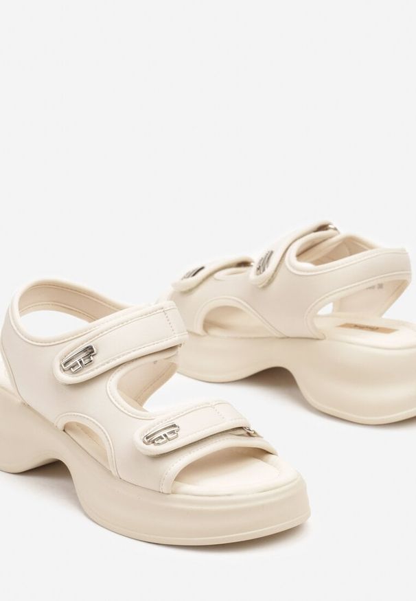 Renee - Beżowe Sandały na Platformie Ozdobione Metaliczną Aplikacją Nalanithra. Okazja: na co dzień, na imprezę. Zapięcie: rzepy. Kolor: beżowy. Wzór: aplikacja. Obcas: na platformie. Styl: casual