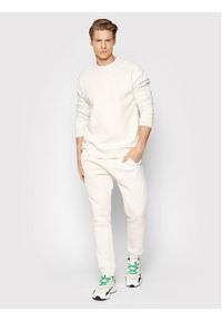 Adidas - adidas Spodnie dresowe adicolor Essentials HE9410 Beżowy Slim Fit. Kolor: beżowy. Materiał: dresówka, bawełna #2