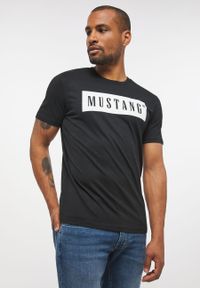 Mustang - MUSTANG STYLE ALEX C LOGO TEE MĘSKI T-SHIRT KOSZULKA NADRUK BLACK 1013223 4142. Okazja: na co dzień, do pracy. Materiał: bawełna, jeans, skóra. Długość rękawa: krótki rękaw. Długość: krótkie. Wzór: nadruk. Styl: klasyczny, elegancki, casual