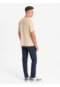 Ombre Clothing - T-shirt męski LOOSE FIT z kieszonką – beżowy V1. Okazja: na co dzień. Kolor: beżowy. Materiał: prążkowany, bawełna. Wzór: aplikacja. Styl: klasyczny, casual #3