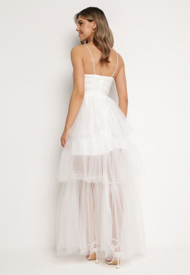 Born2be - Biała Sukienka Maxi z Tiulowymi Falbanami i Ozdobnymi Cekinami Joliette. Kolor: biały. Materiał: tiul. Długość rękawa: na ramiączkach. Wzór: aplikacja. Długość: maxi