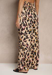 Renee - Różowo-Beżowe Panterkowe Spodnie o Szerokim Kroju Paper Bag High Waist Saliandra. Okazja: na co dzień, na imprezę, na spacer. Stan: podwyższony. Kolor: różowy. Materiał: jedwab. Długość: do kostek. Wzór: motyw zwierzęcy. Styl: elegancki, casual