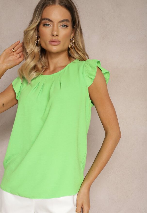 Renee - Jasnozielona Bluzka Wykończona Falbanką z Zapięciem na Guzik Scriabina. Okazja: na co dzień, na spotkanie biznesowe, do pracy. Typ kołnierza: kołnierz z falbankami. Kolor: zielony. Materiał: jeans. Styl: biznesowy, casual, elegancki