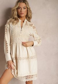 Renee - Beżowa Koronkowa Sukienka z Ozdobnym Dekoltem Sweeney. Kolor: beżowy. Materiał: koronka. Długość rękawa: długi rękaw #3