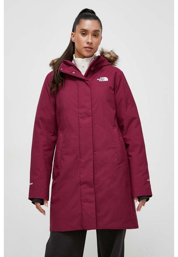 The North Face kurtka puchowa damska kolor bordowy zimowa. Okazja: na co dzień. Kolor: czerwony. Materiał: puch. Sezon: zima. Styl: casual