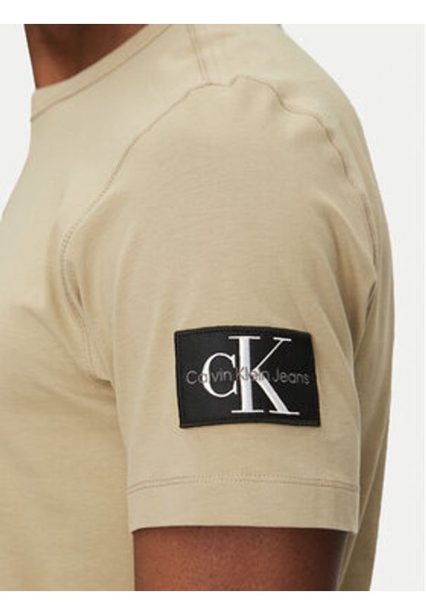 Calvin Klein Jeans T-Shirt J30J323484 Beżowy Regular Fit. Kolor: beżowy. Materiał: bawełna