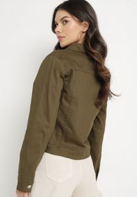 Born2be - Ciemnozielona Bawełniana Kurtka Jeansowa Zapinana na Metalowe Guziki Auratia. Okazja: na spacer, na co dzień. Kolor: zielony. Materiał: bawełna, jeans. Długość rękawa: długi rękaw. Długość: długie. Styl: casual, klasyczny #3