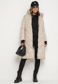 Born2be - Beżowa Długa Pikowana Kurtka z Kapturem Sisilara. Okazja: na spacer, na co dzień. Typ kołnierza: kaptur. Kolor: beżowy. Długość: długie. Sezon: zima, jesień. Styl: klasyczny, casual, elegancki #7