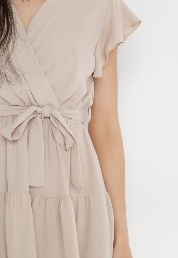 Born2be - Jasnobeżowa Sukienka z Paskiem Laodima. Kolor: beżowy. Materiał: materiał. Typ sukienki: kopertowe. Długość: mini