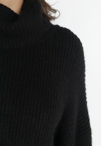 Born2be - Czarny Golf Oversize Out Of This World. Okazja: na co dzień, na spacer. Typ kołnierza: golf. Kolor: czarny. Materiał: skóra, wiskoza, jeans. Styl: klasyczny, casual #6