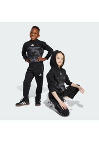 Adidas - Dres Seasonal Essentials Little Kids Camo Fleece Jogger Set. Kolor: biały, wielokolorowy, czarny. Materiał: dresówka