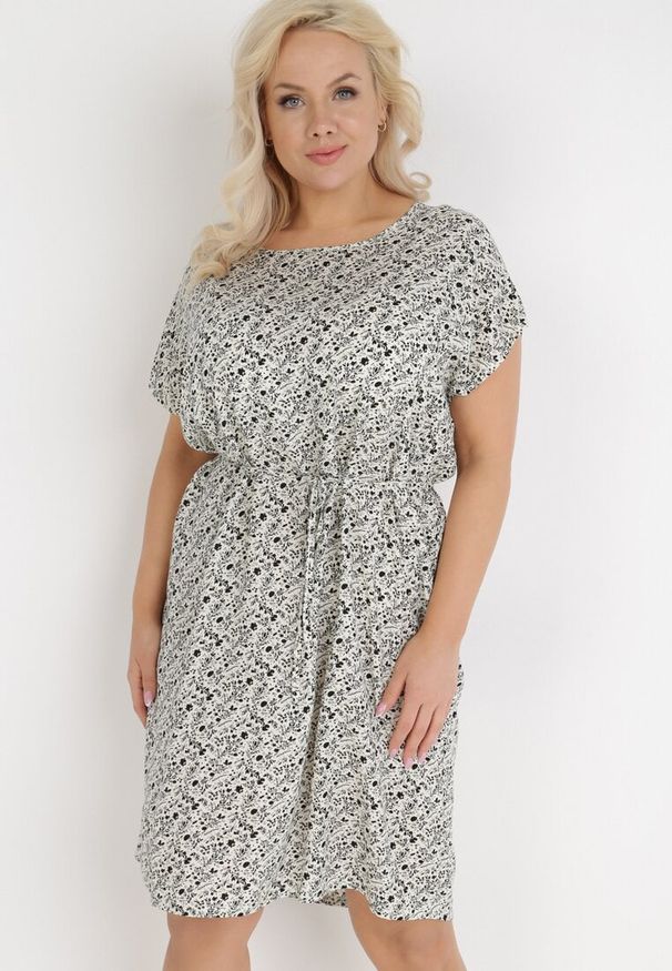 Born2be - Beżowa Sukienka Agatilus. Okazja: na co dzień. Kolekcja: plus size. Kolor: beżowy. Wzór: aplikacja, kwiaty. Typ sukienki: proste, dla puszystych. Materiał: materiał. Długość rękawa: krótki rękaw. Sezon: lato. Styl: casual. Długość: midi