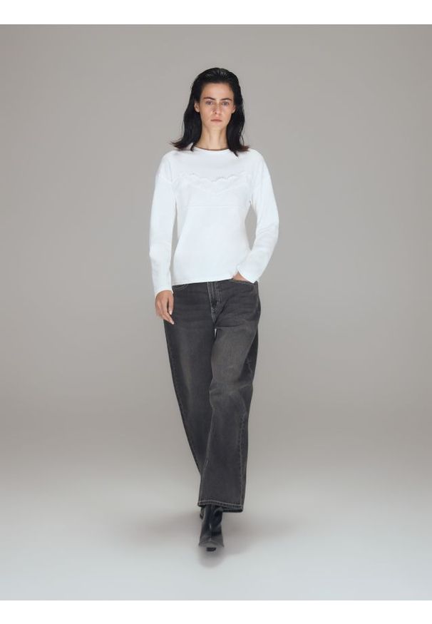 Reserved - Bawełniany longsleeve z koronką - biały. Kolor: biały. Materiał: koronka, bawełna. Długość rękawa: długi rękaw. Wzór: koronka