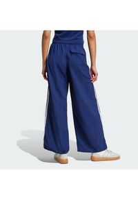 Adidas - adidas Spodnie dresowe Essentials 3-Stripes JV5328 Granatowy Loose Fit. Kolor: niebieski. Materiał: syntetyk #2