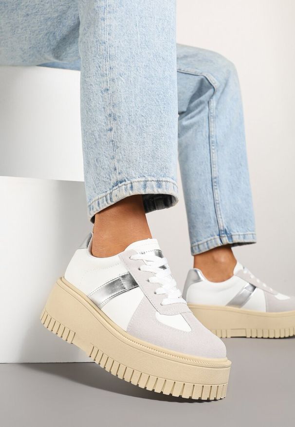 Renee - Biało-Szare Sneakersy na Platformie Ozdobione Paskiem Vivesse. Okazja: na co dzień. Zapięcie: pasek. Kolor: biały. Materiał: jeans. Wzór: aplikacja. Obcas: na platformie
