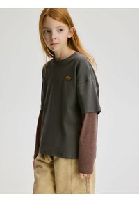 Reserved - Bawełniana bluzka z naszywką - ciemnoszary. Kolor: szary. Materiał: bawełna. Wzór: aplikacja #1