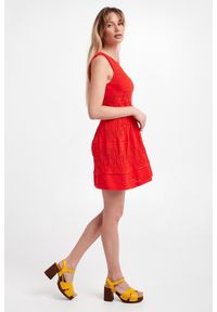 Twinset Milano - Sukienka dzianinowa TWINSET. Materiał: dzianina. Długość rękawa: bez rękawów. Wzór: kwiaty, ażurowy. Typ sukienki: rozkloszowane. Długość: mini #3