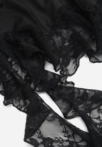 Renee - Czarna Bluzka z Dodatkiem Wiskozy i Falbankami z Koronki Coramala. Typ kołnierza: kołnierz z falbankami. Kolor: czarny. Materiał: wiskoza, koronka. Długość rękawa: na ramiączkach. Wzór: koronka. Styl: elegancki #2