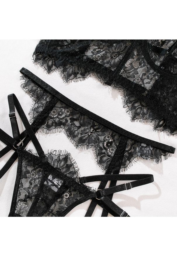 Intica - Koronkowy komplet bielizny z regulowanymi paskami na romantyczne wieczory Yulya. Kolor: biały. Materiał: koronka. Wzór: paski, koronka