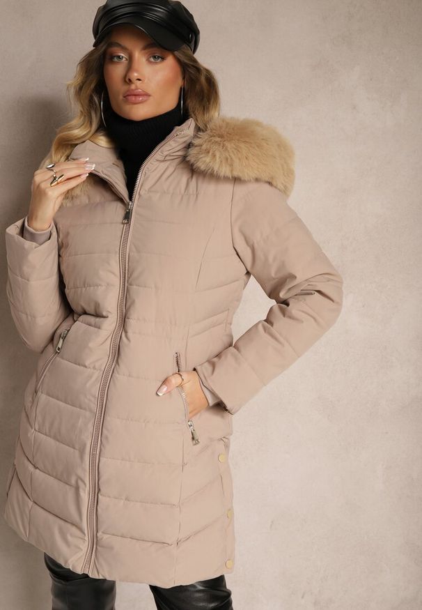Renee - Ciemnobeżowa Kurtka z Pikowanymi Przeszyciami i Odpinanym Kapturem Mocno Ocieplana Heticea. Kolor: beżowy. Materiał: dzianina, jeans, futro. Długość rękawa: długi rękaw. Długość: długie. Sezon: zima. Styl: elegancki, klasyczny
