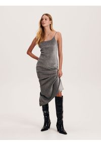 Reserved - Sukienka z połyskującego materiału - srebrny. Kolor: srebrny. Materiał: materiał #1