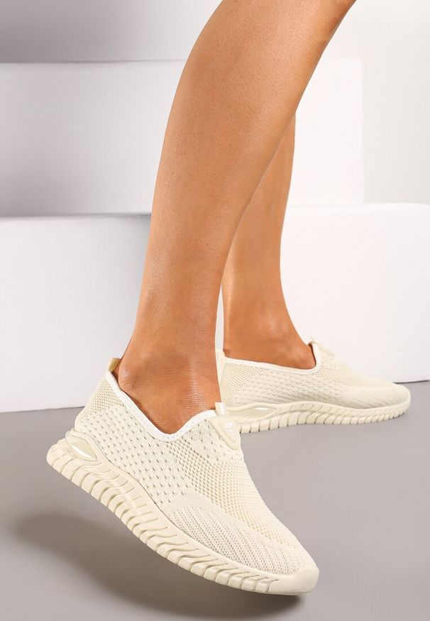 Born2be - Beżowe Buty Sportowe Wsuwane z Elastyczną Cholewką Risacada. Okazja: na co dzień. Zapięcie: bez zapięcia. Kolor: beżowy. Materiał: jeans. Szerokość cholewki: normalna. Obcas: na obcasie. Wysokość obcasa: niski