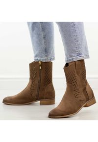 POTOCKI - Beżowe ażurowe zamszowe botki damskie Potocki 12455. Okazja: na spacer, na co dzień, do pracy. Kolor: beżowy. Materiał: zamsz. Szerokość cholewki: normalna. Wzór: ażurowy. Sezon: wiosna, jesień, lato. Obcas: na obcasie. Styl: casual, elegancki, boho, klasyczny #1