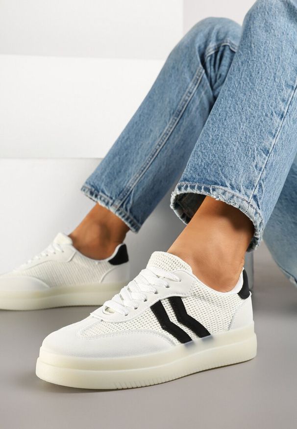 Renee - Białe Sneakersy Tenisówki Ozdobione Paskami Falovinia. Okazja: na co dzień. Zapięcie: pasek. Kolor: biały. Materiał: jeans. Wzór: aplikacja