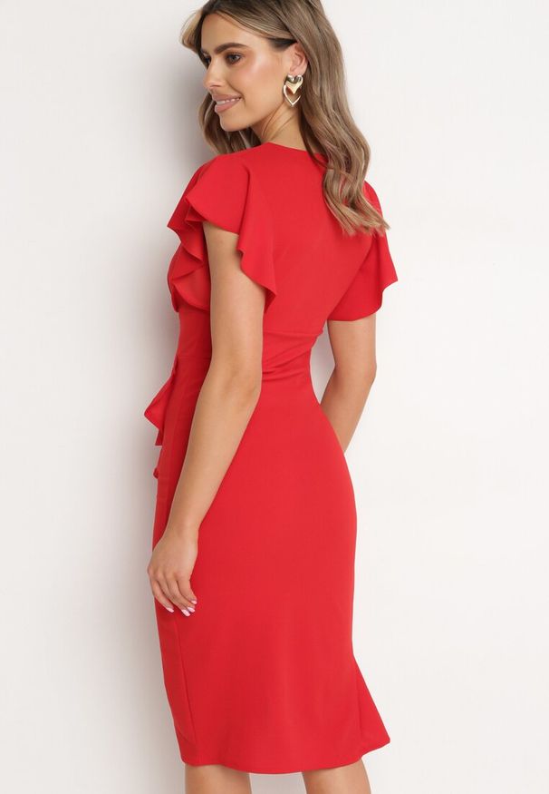 Born2be - Czerwona Dopasowana Sukienka z Kopertowym Dekoltem i Falbankami Leolani. Okazja: na co dzień. Typ kołnierza: kołnierz z falbankami. Kolor: czerwony. Materiał: jeans. Typ sukienki: kopertowe. Styl: casual, klasyczny