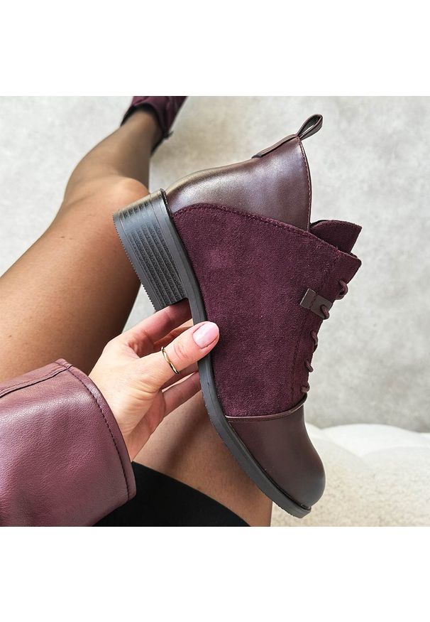 Bordowe płaskie botki damskie M.Daszyński 2458-7. Okazja: na co dzień, na spacer. Zapięcie: sznurówki. Kolor: czerwony. Materiał: zamsz, skóra. Sezon: zima, jesień. Obcas: na obcasie. Styl: casual, elegancki, klasyczny. Wysokość obcasa: niski