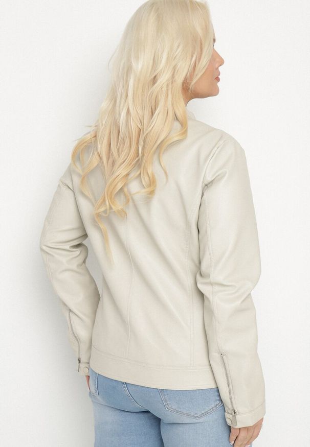 Born2be - Jasnobeżowa Kurtka Ramoneska Bez Kołnierzyka z Suwakami na Rękawach Rilinne. Okazja: na spacer, na co dzień. Typ kołnierza: bez kołnierzyka. Kolekcja: plus size. Kolor: beżowy. Sezon: wiosna. Styl: casual, elegancki