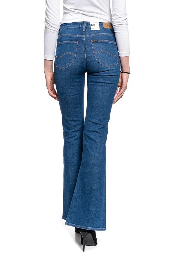 Lee - LEE BREESE DAMSKIE SPODNIE JEANSOWE FLARE L32YRONR 112107771